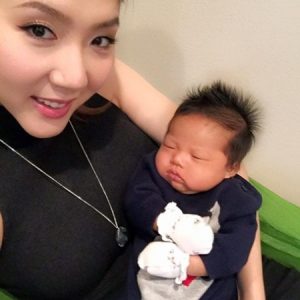 Cách tắm cho bà đẻ bằng gừng nghệ và thảo dược người dao.